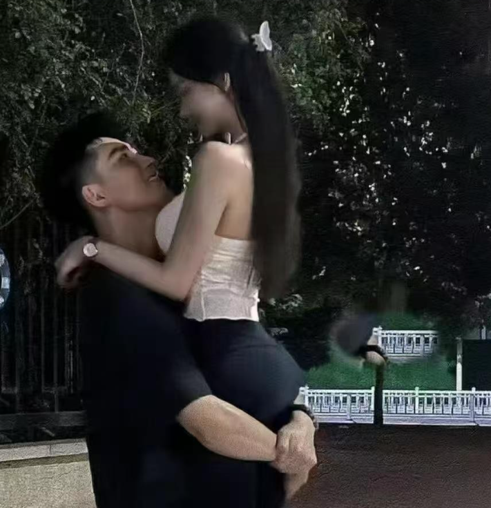 广东，一家电子厂里，看似温婉贤淑的女子王丽，在进厂工作仅两个月后，便以其未婚的假