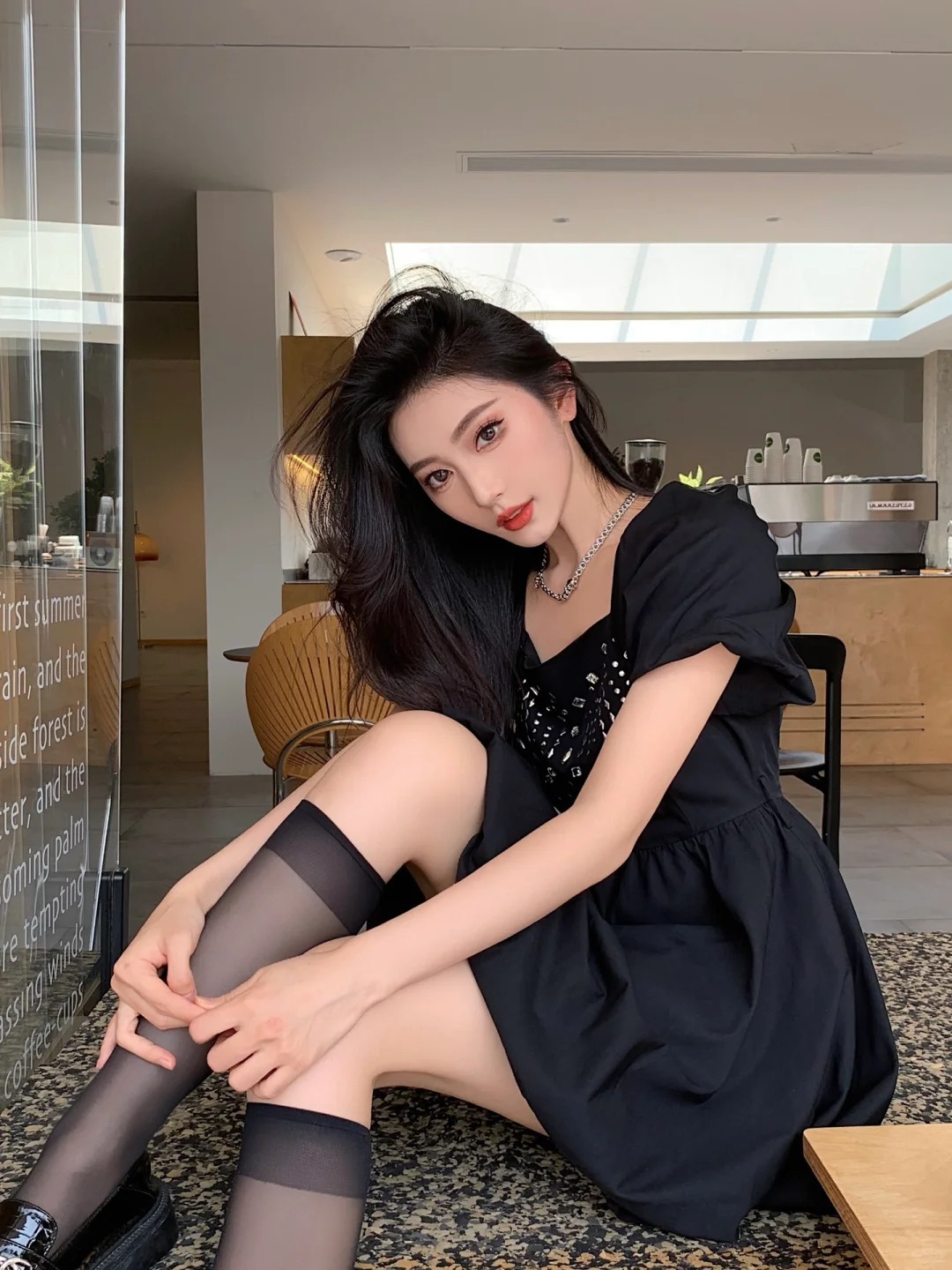 甜和酷都是我
还得是all black
出门喝咖啡噜～