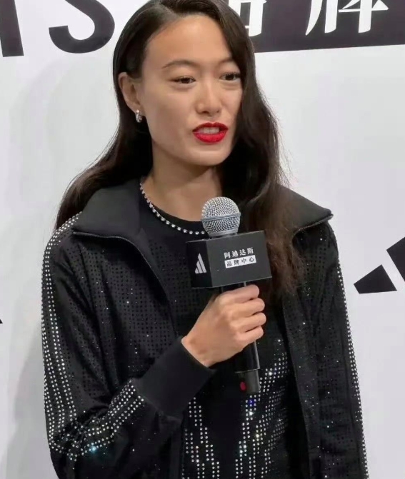 陈冠希的老婆秦舒培最近变化好大，脸型变方了，有点像李小鹏的妻子李安琪