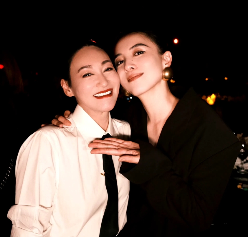 惠英红与女星们的后台合影，惠英红和宋佳合影，宋佳更像功夫巨星。惠英红与姚笛合影，