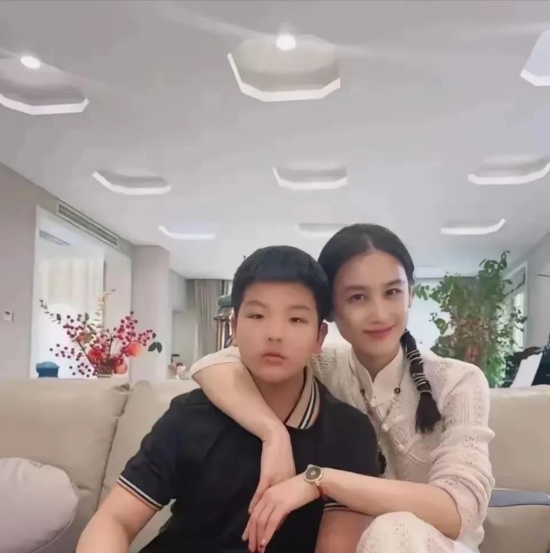 黄圣依在再见爱人中说，她的两个孩子都是自己带大的，而她婆婆那边的人都不会帮忙。