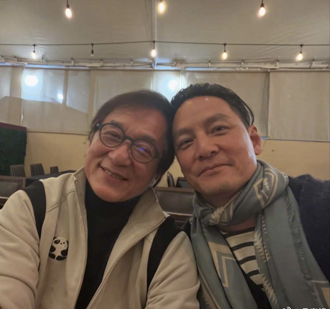 当两代男神老去，成龙、吴彦祖都跟慈祥。吴彦祖发文称春节跟成龙一起过的，并称之为传