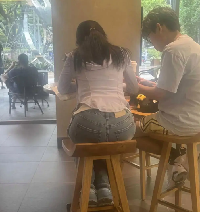 最讨厌等人了…！哈哈哈哈 [大笑][大笑][大笑][大笑][大笑]