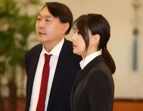 韩国第一夫人金建希真的太美了，以超高的颜值闪耀新总统就职典礼，网友说这分明就是美
