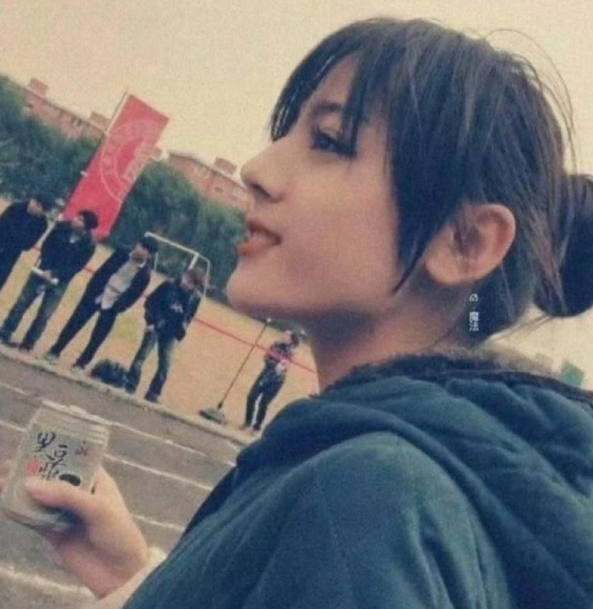 中学时期的迪丽热巴，那时候就已经化妆了，还化了烟熏妆。。。

关于中学时期的迪丽