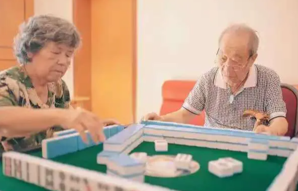 陕西，一67岁大妈开了家种子店，她为人热情，老头老太太都愿意坐她店里闲聊天，大妈