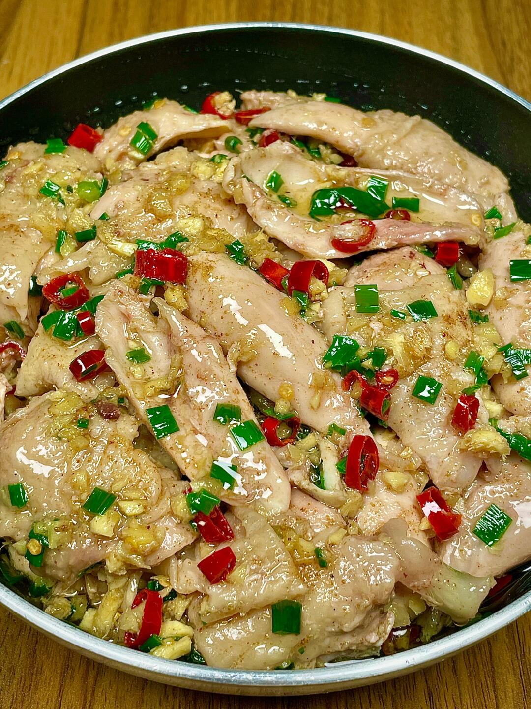 香辣版的葱姜鸡，泰好吃啦！
鸡腿肉嫩多汁，香辣入味，不腥不柴，淋入自制料汁，全家