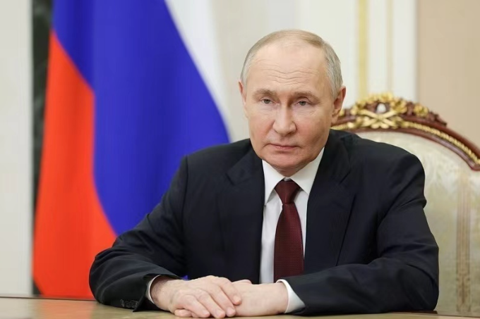 “榛树”上场后，普京提请所有人注意，俄罗斯愿意单方面承诺，“承诺只要美国此类武器