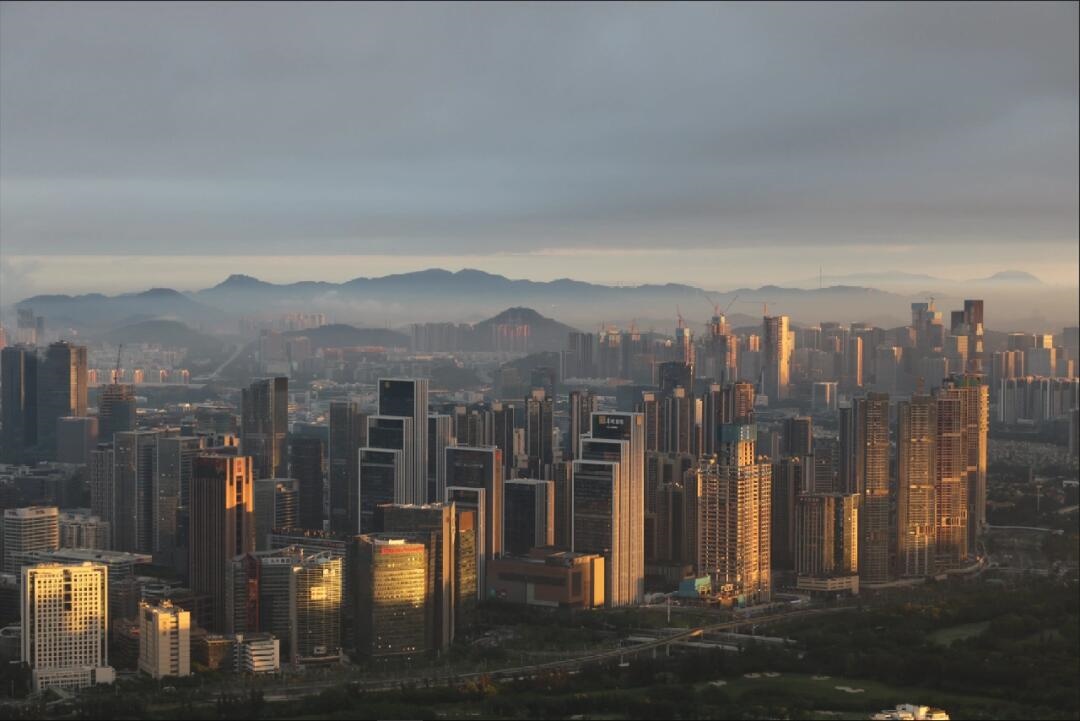 日出金光下的深圳万象天地
