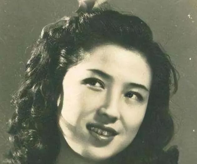 1922年，54岁的黄金荣如愿迎娶24岁的露兰春。新婚夜，黄金荣迫不及待地想要洞