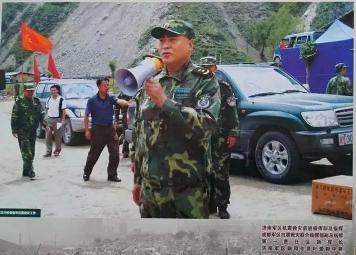 2005年，济南军区副司令员叶爱群中将，在下班回家途中，遇到车匪抢劫一对小情侣，