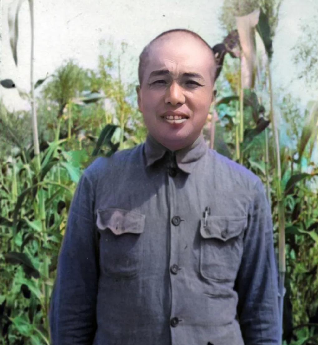 回溯至 1937 年的陕北延安，一张满含历史温度的照片映入眼帘。画面中，彭德怀老