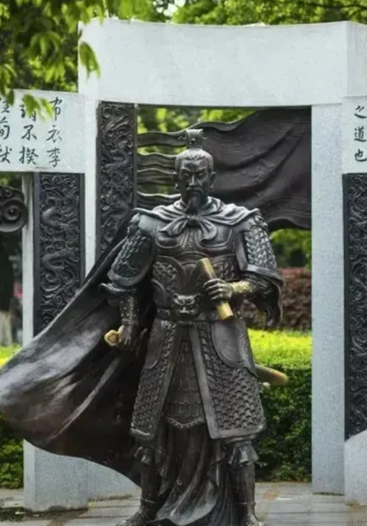 李靖只能排凌烟阁第八，说实话，这已经很高了。
一个被帝王猜忌的武将，还有机会成为