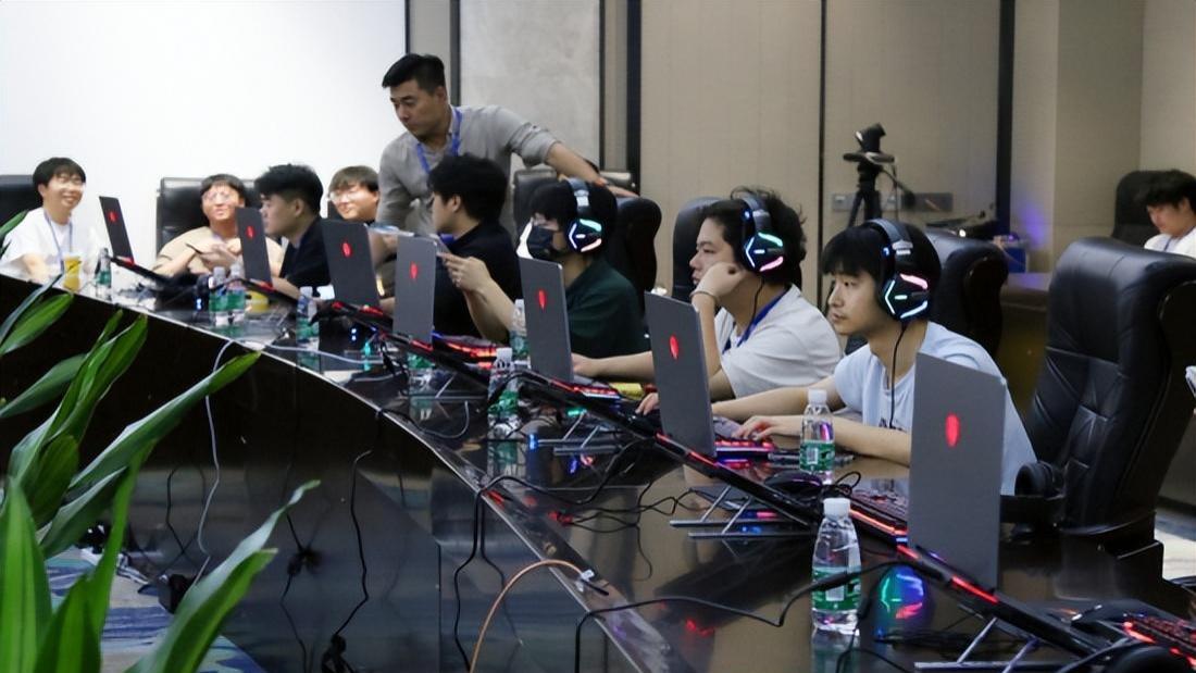 神舟再整新活，发布高算力AI本，两台就能超过小米SU7峰值算力
