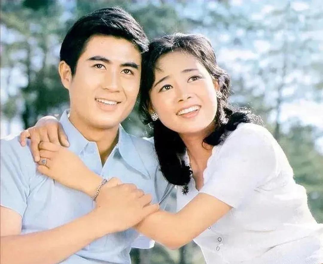 80年代张瑜和郭凯敏合照，那时候两人真的是金童玉女，银幕情侣，靓哥倩女，两人主演