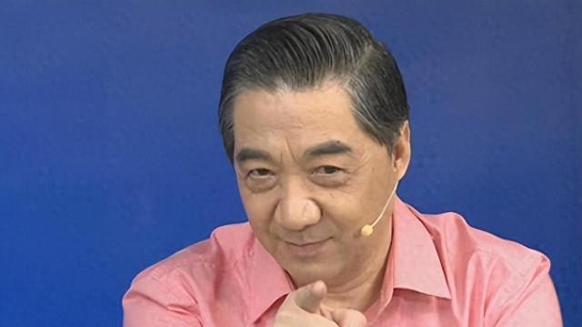中美差距有多大？张召忠：美国就算躺着不动，中国20年也追不上