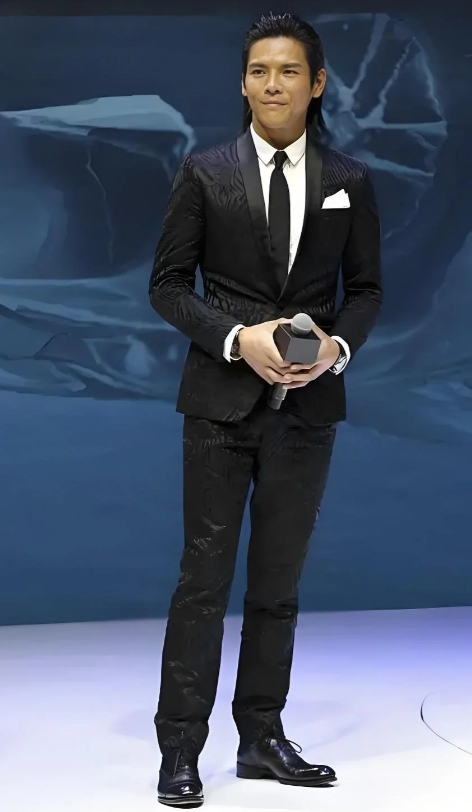 向佐：从家族光环到个人辉煌的武打新星