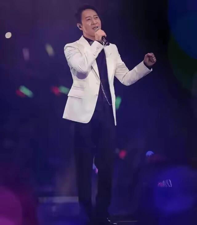 黎明红馆演唱会：音乐盛宴，感动全场