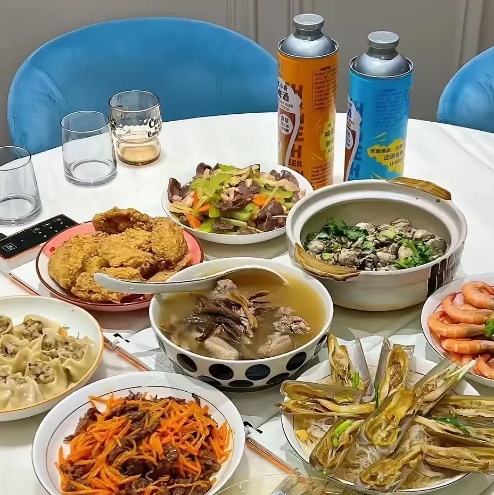 只有穷人是过年忙起来，富人根本就不用忙年。
我家楼上七楼一个阿姨，从一进腊月开始
