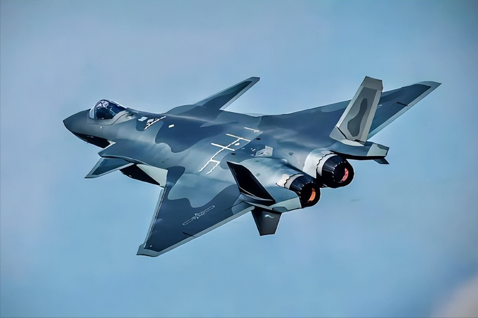 歼-35亮相珠海航展，空战能力碾压F-35，中国六代机抢跑成功