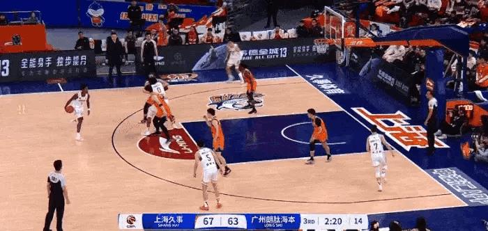 小滑头！沃夫顿捡起鞋子就往外扔！
上海对阵广州的第三节比赛中，克劳福德进攻中不慎