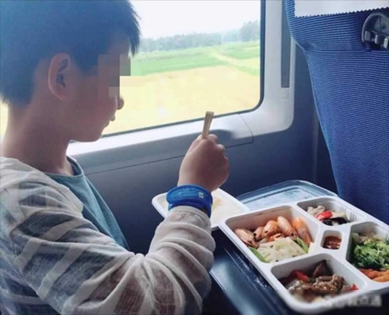 在高铁上，目睹了一位年约十岁的男孩因父母的言行而逐渐变得自卑的过程。这一家三口原
