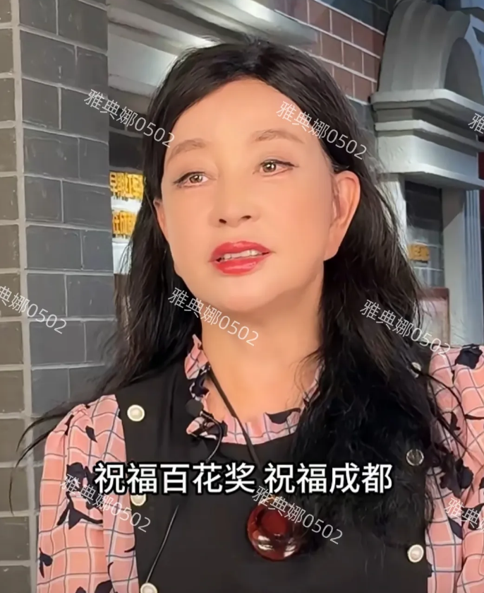 刘晓庆成都百花奖采访生图，她现在不是脸和年不年轻的问题，这个假发和妆容真是太潦草