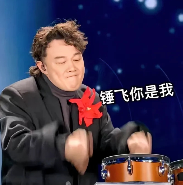 今年春晚最大的亮点不是撒贝宁的眉毛
不是王菲的嗓音，更不是李子柒的造型
而是陈奕