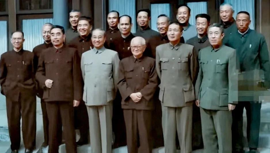 一九六零年十月十九日，周恩来总理在北京颐和园，接见解放战争中的起义将领及战场上被
