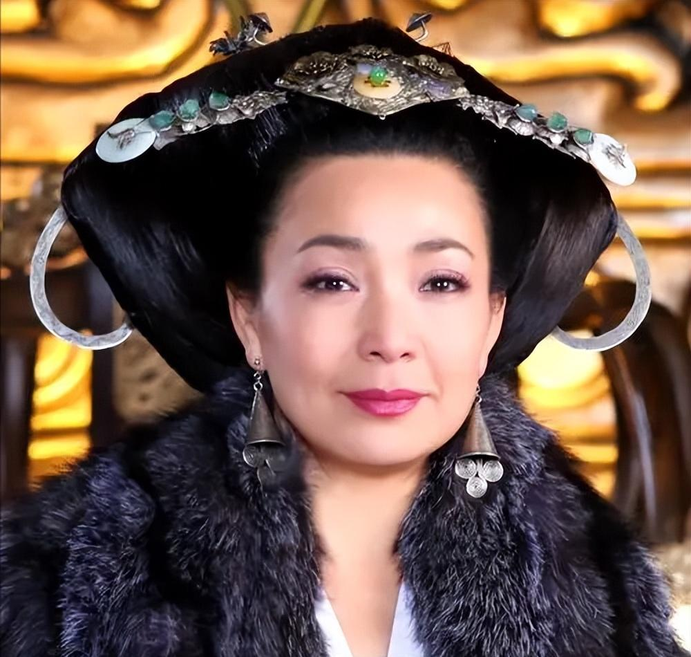 一天，年轻的“皇后娘娘”戴春荣被人表白，她一看这小伙个子不高，也不帅气，一点都不