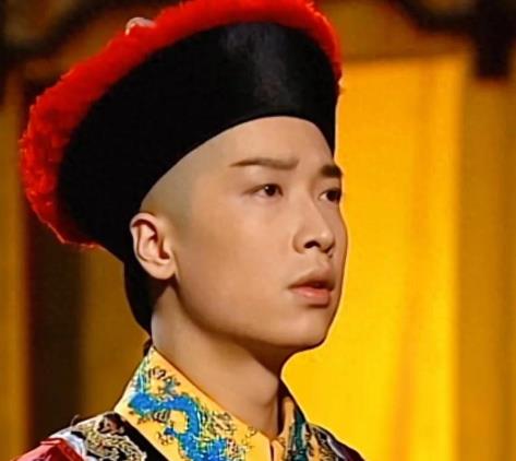 马浚伟曾凭帅气扮相塑造经典“康熙”形象，在演艺界留下诸多佳作。近年他淡出荧幕专心