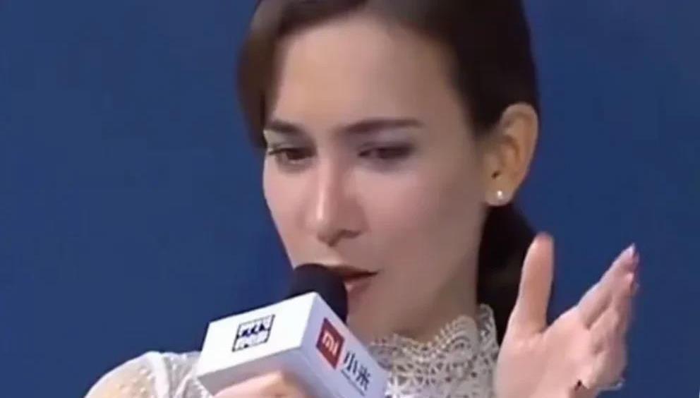 卢靖姗自曝好莱坞惊险经历！
这位中英混血女演员最近在采访中透露，当年在美国发展时