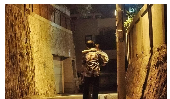 河南，一男子深夜接妻子下班，岂料，路过昏暗的路灯下，发现两个人影抱在一起，男子定