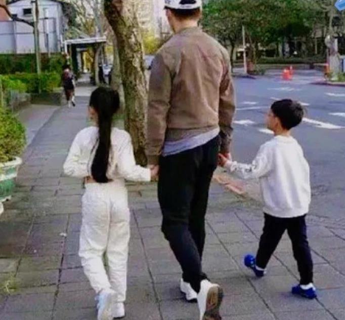 不管是汪小菲，还是陈晓，分开后都被喷的体无完肤，人家台湾那边永远装无辜，可悲的是