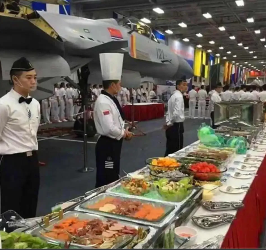 航母上的饮食问题是不亚于舰载机、导弹等武器领域，是保持战斗力的重要组成部分！


