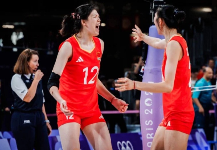 巴黎奥运会上中国女排小组第一，稳进八强。

第一局：中国女排一直紧咬着比分，双方