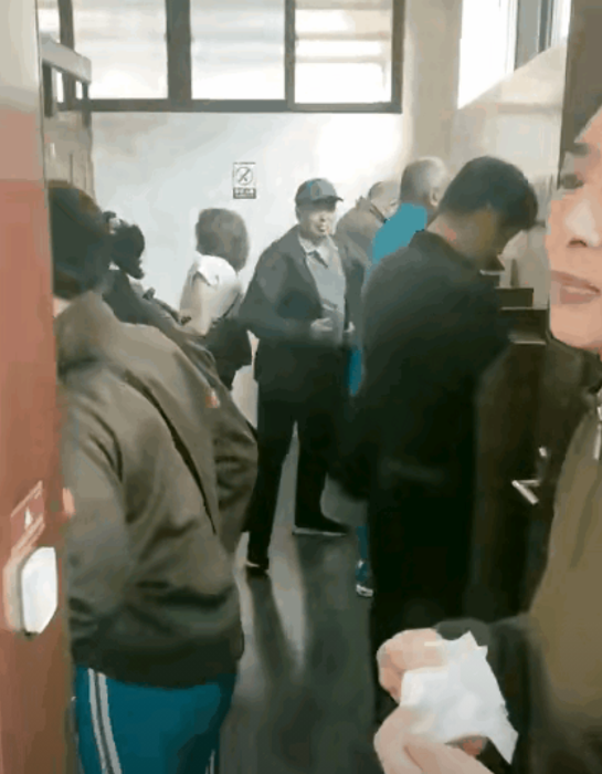 霸气！女人是天，内急了哪里都可以进，几名女子大模大样直接进男厕所方便，丝毫不顾及