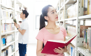 我给了女友所有的爱和金钱，她却把我当成小丑和她的男性朋友嘲笑我