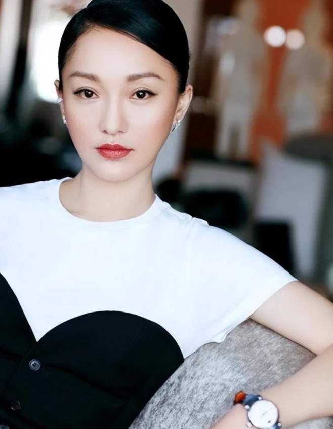 周迅竟然有过9段恋情，如今还是单身