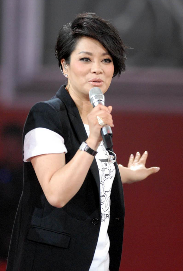 一次，毛阿敏的演唱会结束后，请工作人员吃饭，刚吃了会儿，她就说：“你们快点吃，吃