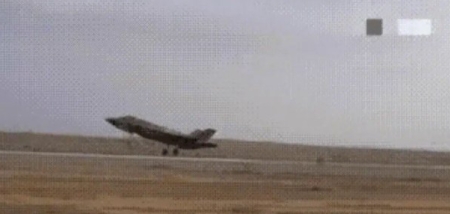 以色列的一架F-35战斗机在白天时悄然返回了位于沙漠中的内瓦蒂姆空军基地。

显