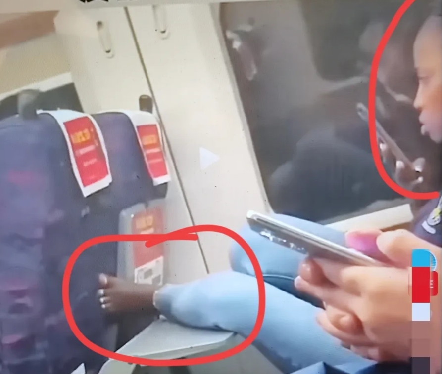 动车上一幕，一位女乘客这大脚丫子一直放小桌子上，蹬着前座椅背，周围人鸦雀无声！