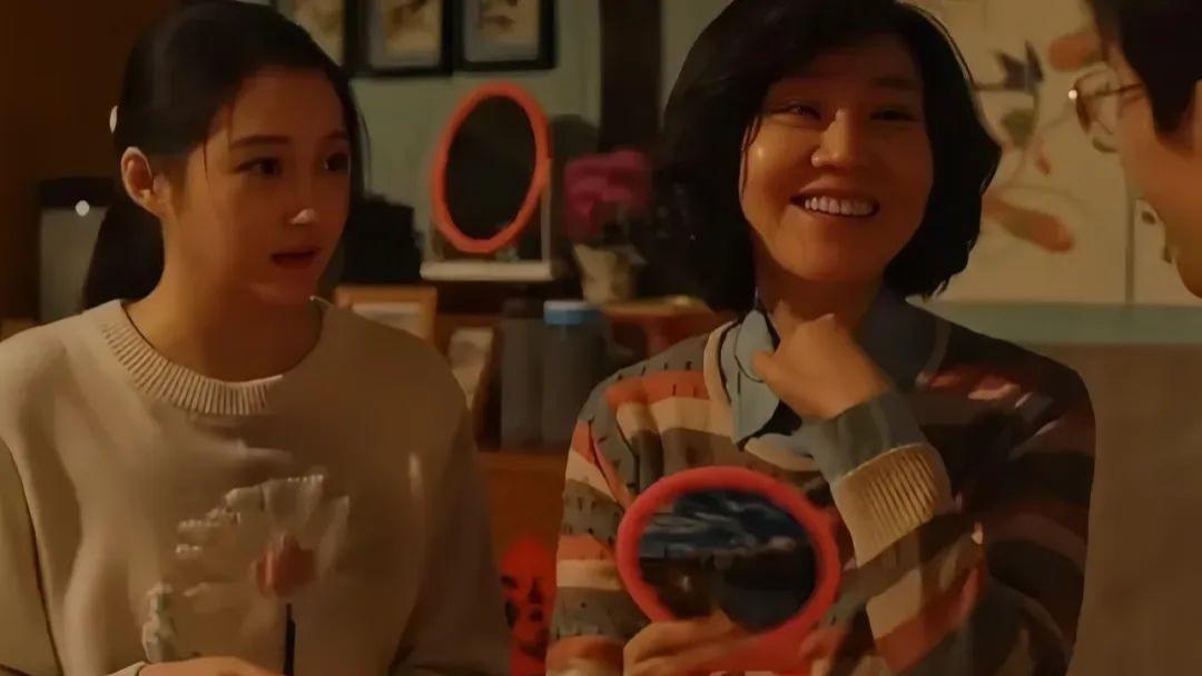 《小巷人家》：直到宋莹花3000元买了1条幸福字样的金项链“讨好”黄玲，才知黄玲明明不满庄超英的愚孝