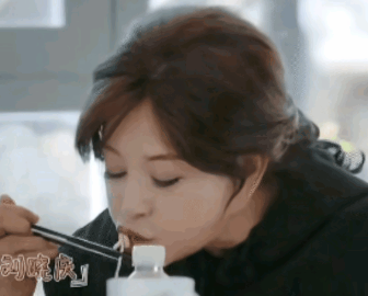 刘晓庆越老越妖了，
把每天当最后一天活！
历经四段婚姻，
六次获得金鸡百花奖，