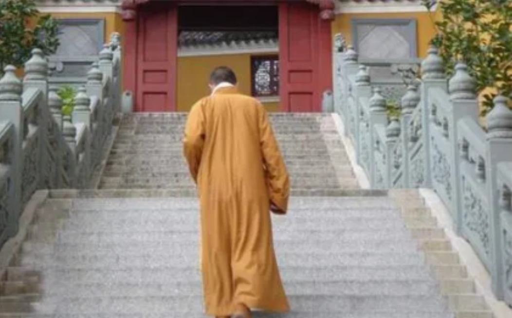 云南，一寺庙方丈意外身亡，僧众整理遗物时，竟意外发现他有500万元存款，方丈女儿