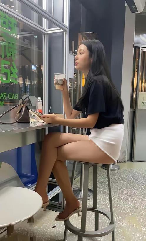 这种情况，该怎么引起她的注意？