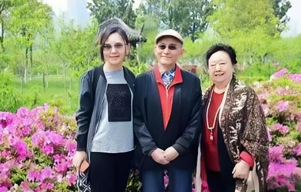 91岁的济公游本昌，福寿双全，仅凭《繁花》爷叔一角赚800万！镜头下，是家人的幸