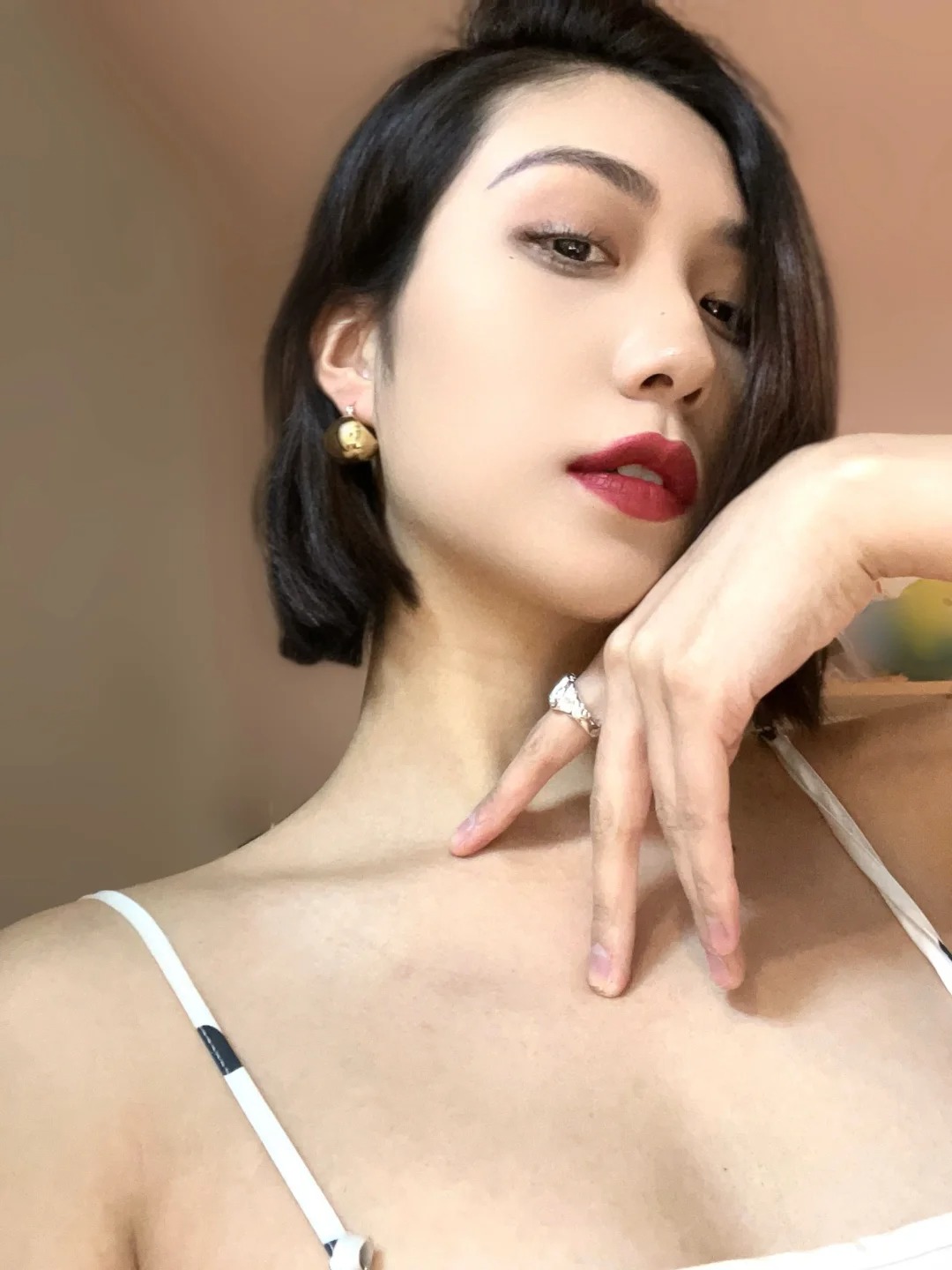 有点小麦色那意思了吧
