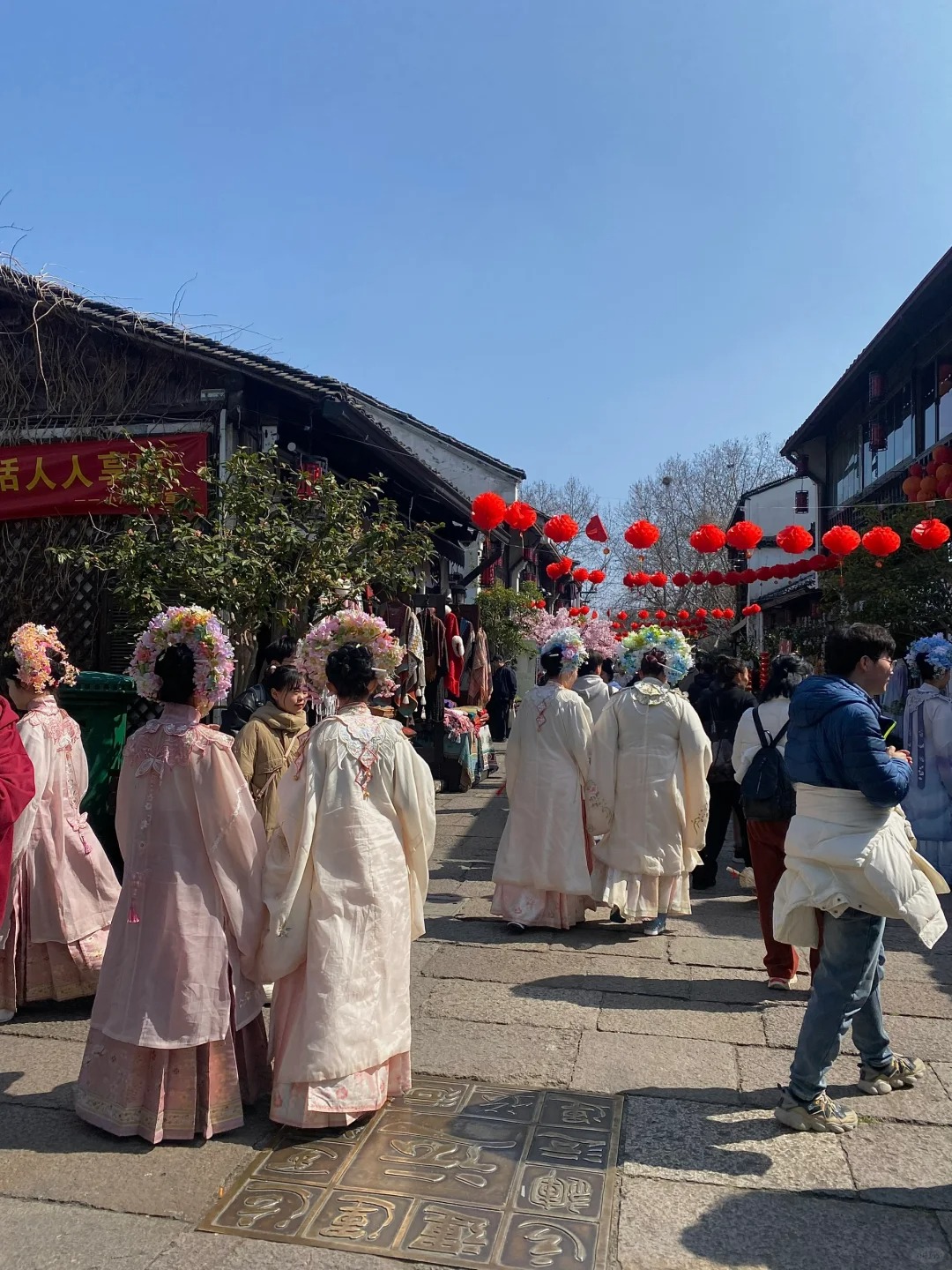 小河直接怎么变这样了
我记得14年15年的时候来逛小河
人少 没有什么商业气息
