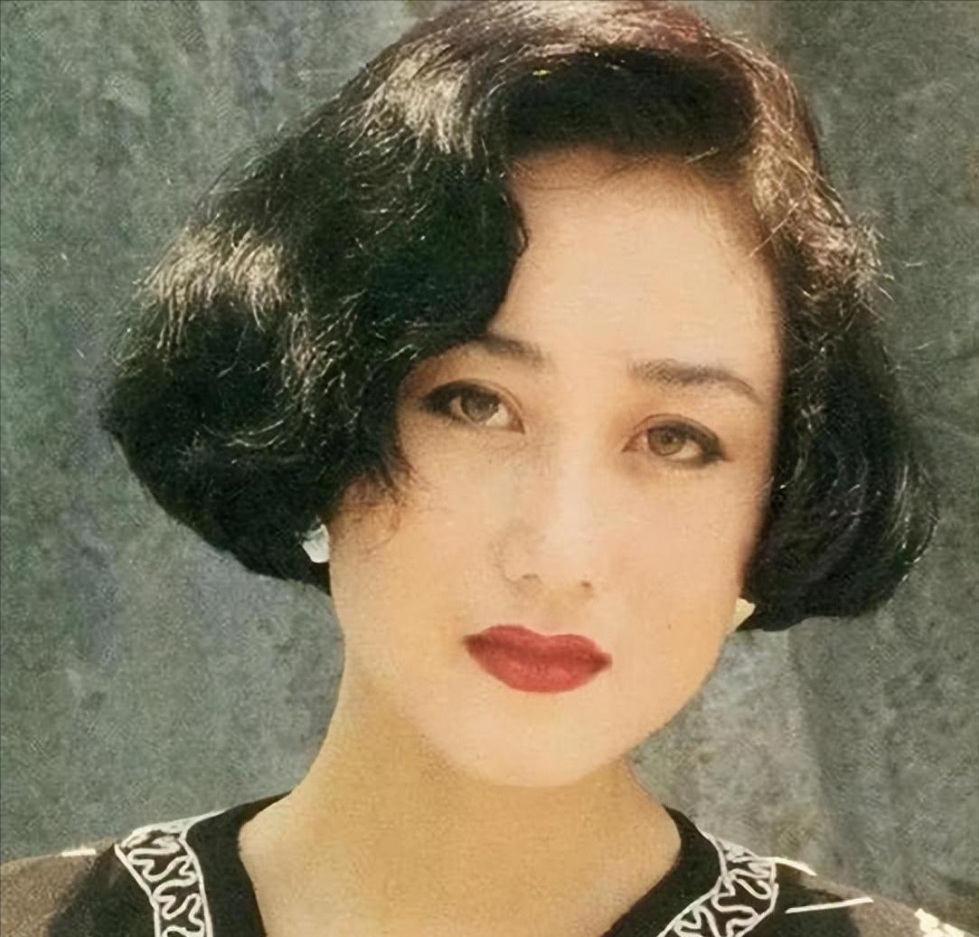 1987年，利智在拍摄电影《老虎出更》时经历了一场让人心疼的意外。当时的她刚踏入